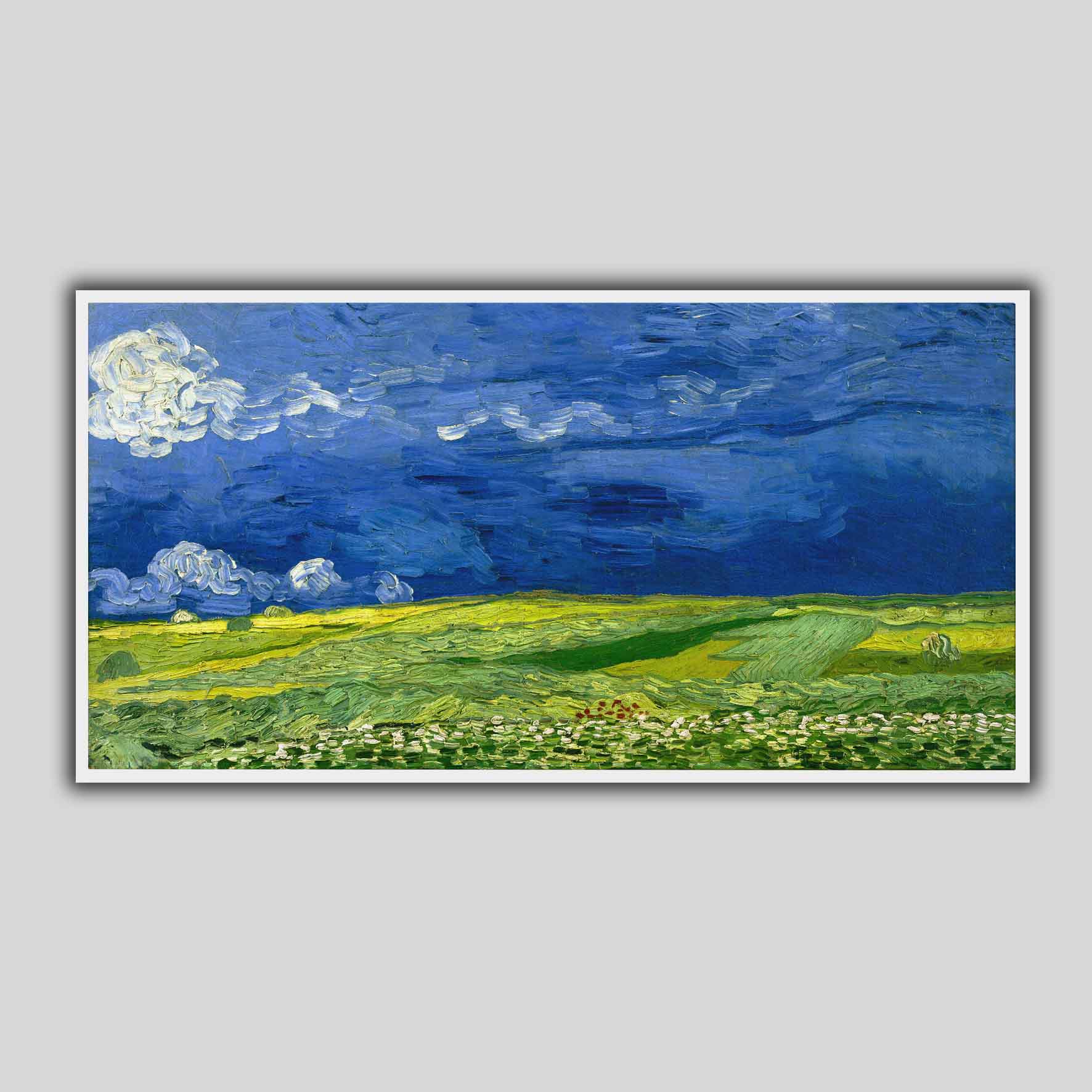 Campo di grano sotto le nuvole temporalesche