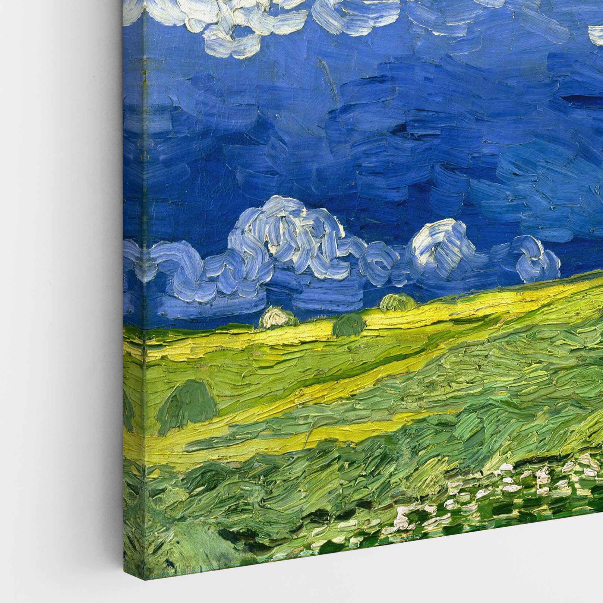 Campo di grano sotto le nuvole temporalesche