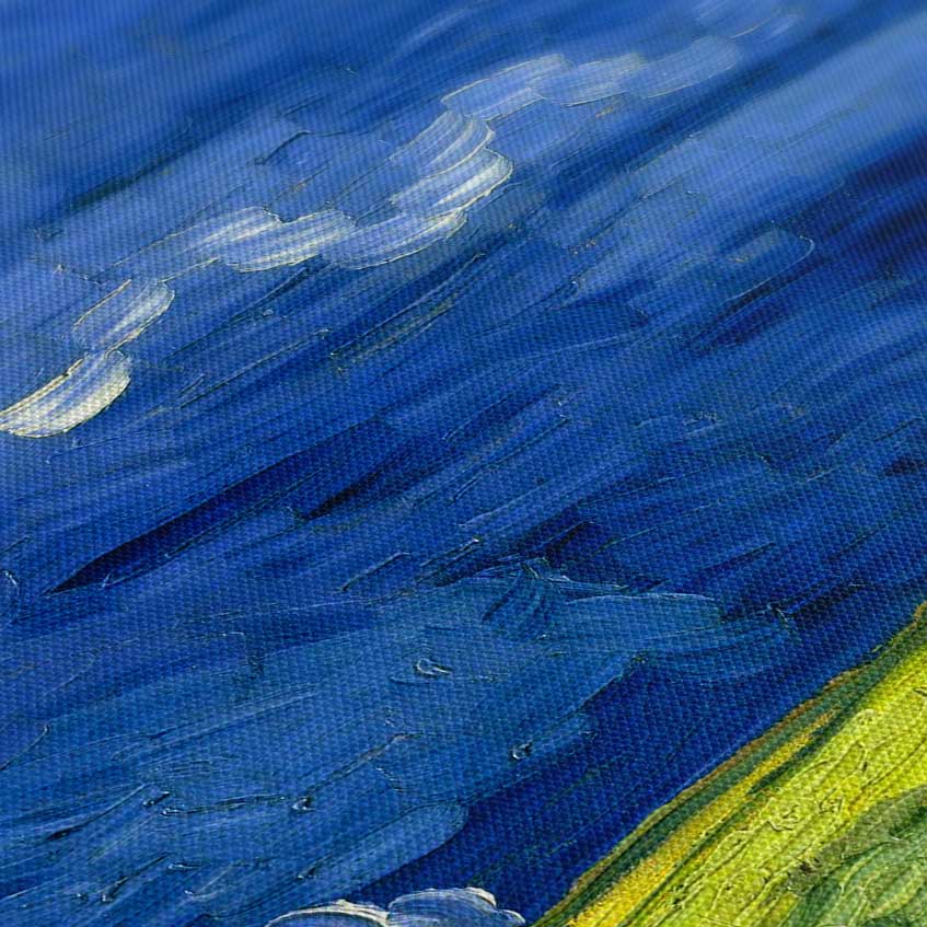 Campo di grano sotto le nuvole temporalesche